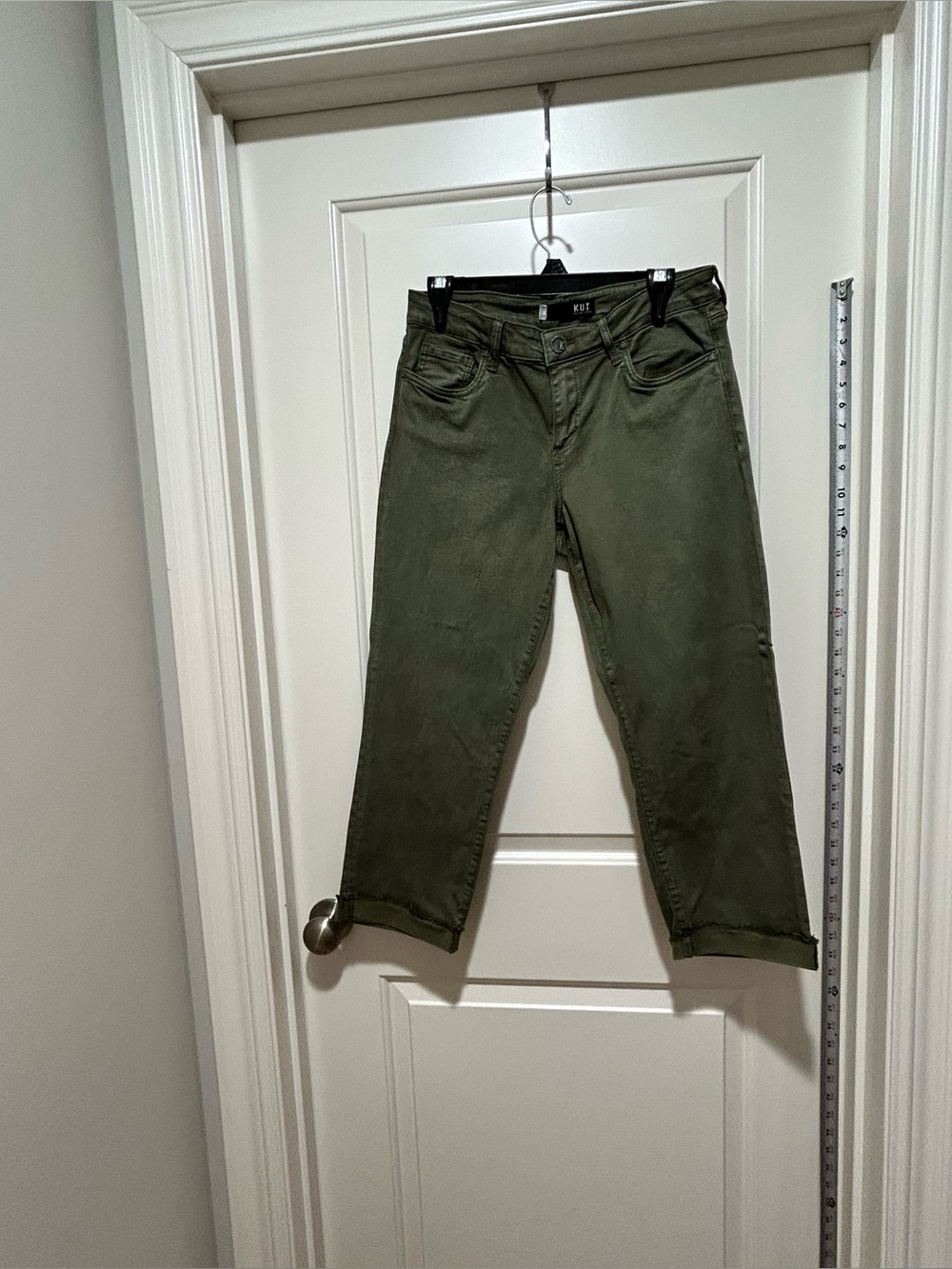 Kut from the Kloth women’s size 8 Olive Green “Amy” crop straight leg pants.